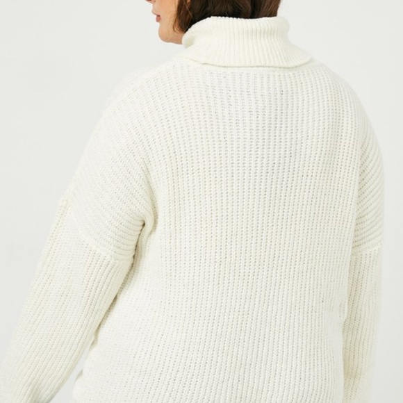 Montana Velvet Yarn Turtle Neck Sweater - Picture 6 of 7